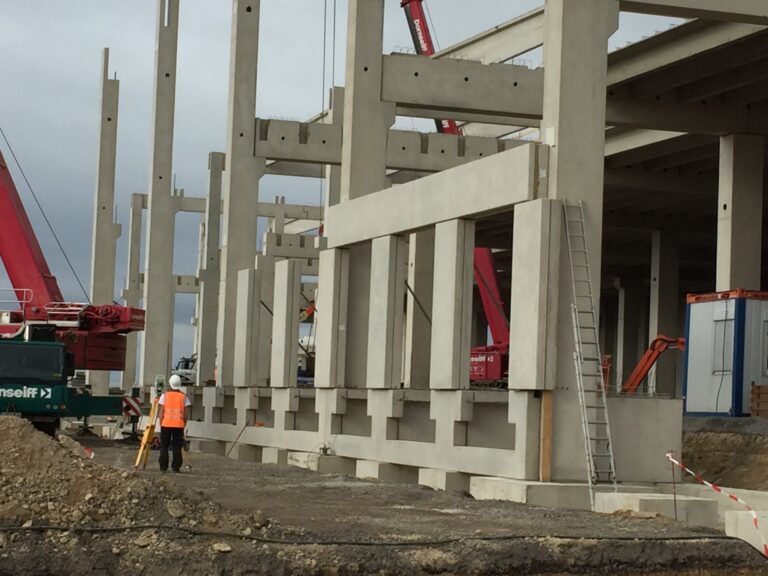 Montage von Betonfertigteilen