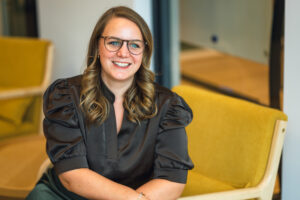 Jennifer Gondolf im Büro