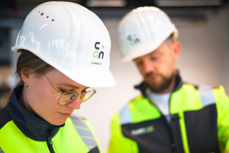 Weiße Bauhelme mit CLARY.ON-Logo